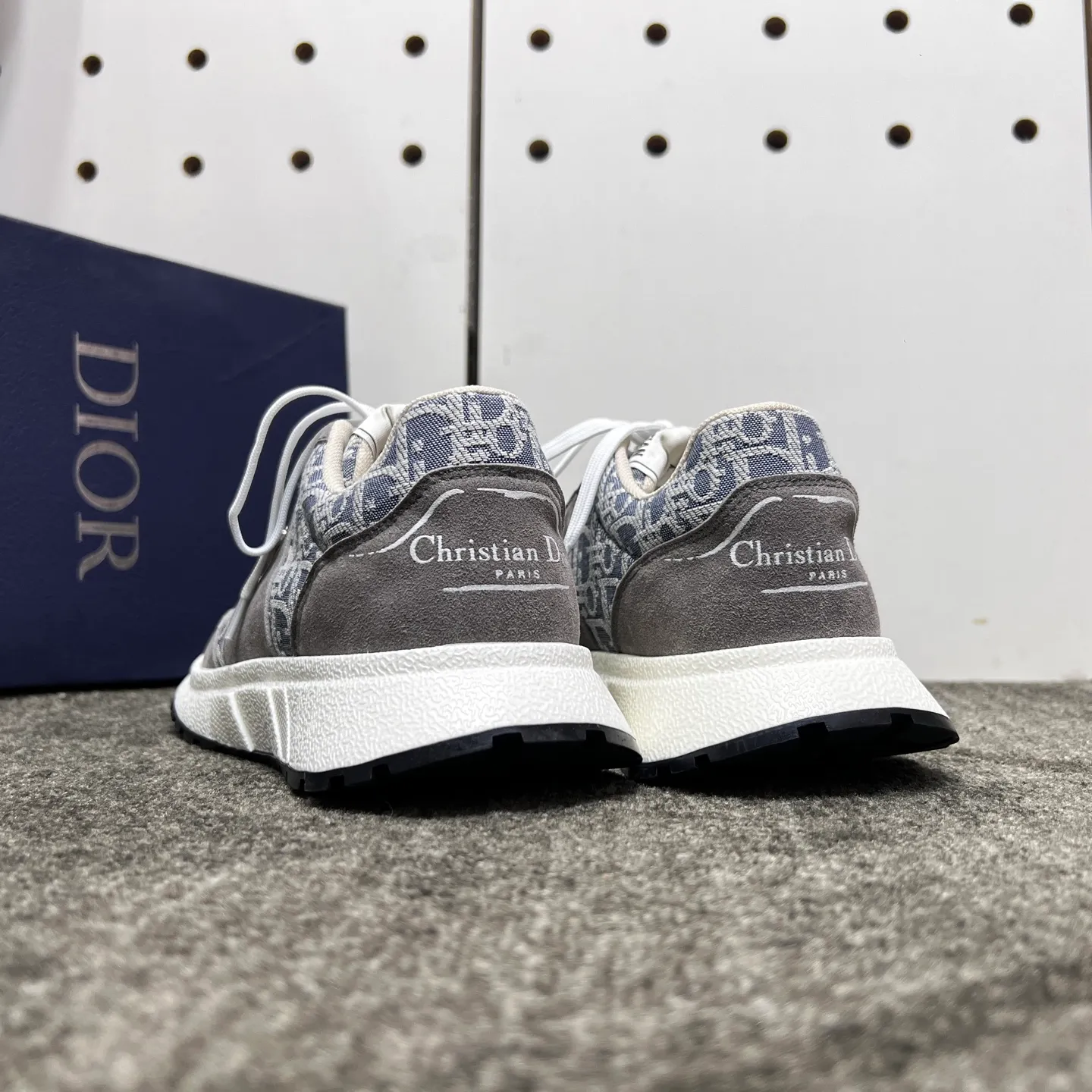 Factory price: 438💰【DIAo·Dior】Original quality.~ Unique modern style sneakers. 🏃A must-have casual shoe for trendy men😍😍 Original brand imported from Italy, imported original leather, sheep lining (refuses to discolor and grind feet) Sole: Original sole provided by the original factory, French lazy style design ⚠️Fit to the feet, original quality, super comfortable original sole. It’s like shooting the real thing 🎬The real thing is better, high-quality sneakers, size: 38-44, custom-made 45